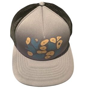 Mountain Hardwear Gray and Black Hand/Hold Trucker Hat with Abstract Design